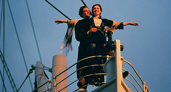 ליאונרדו דיקפריו וקייט וינסלט על חרטום הטיטאניק