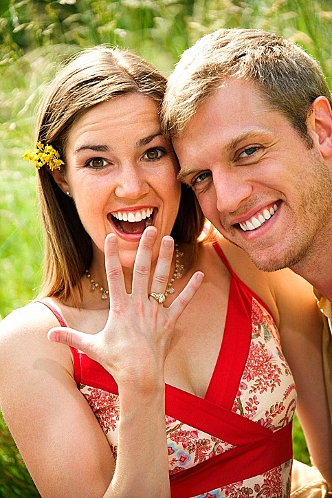 בחורה עם החבר מציגה טבעת אחרי הצעת נישואים.