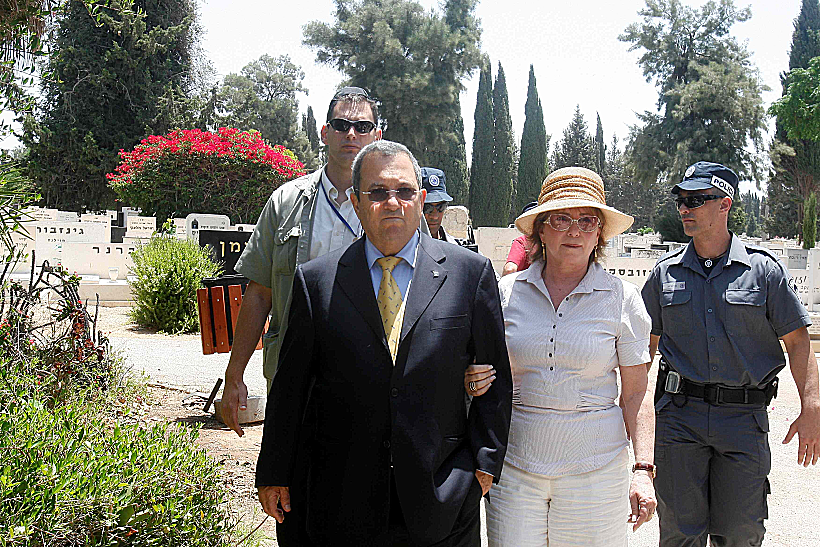 אהוד ברק ונילי פריאל בלווית טומי לפיד