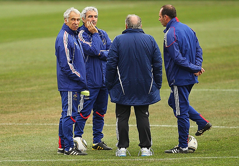 ריימונד דומנק והצוות המקצועי באימון נבחרת צרפת