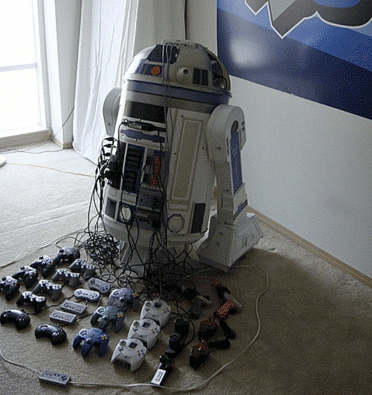 קונסולות מעוצבות: אל תוך הרובוט המפורסם R2D2 ממלחמת הכוכבים נדחו שבע קונסולות שונות