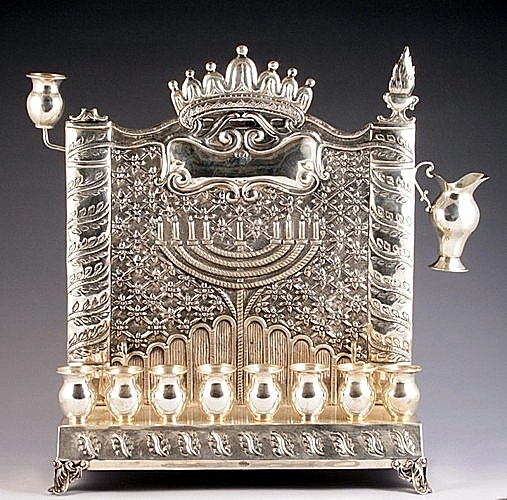 חנוכיה יקרה מכסף