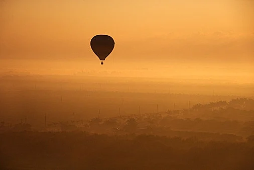 בלון פורח בשקיעה