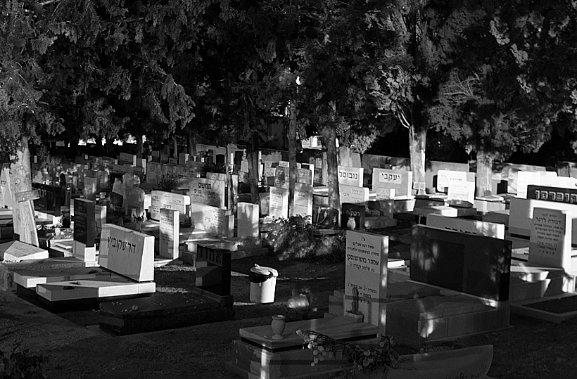סיור לילי בבית הקברות של מייסדי זיכרון יעקב