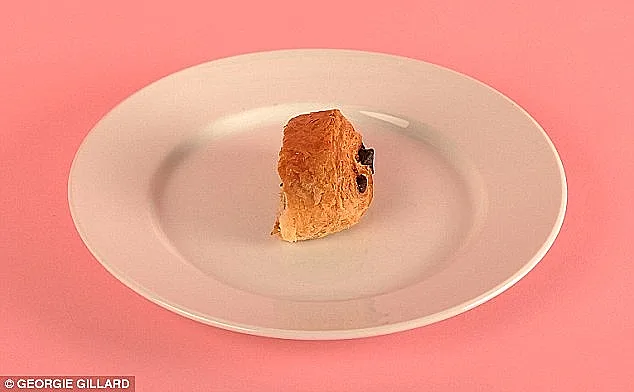 רבע קרואסון שוקולד = 100 קלוריות(אינסטגרם)