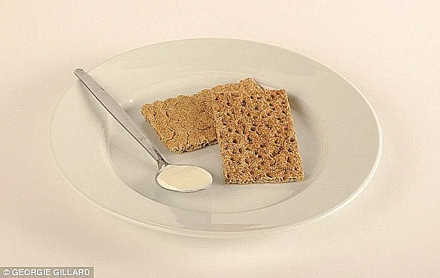 שני חטיפי שיפון עם כף שטוחה של גבינה = 100 קלוריות(דיילי מייל)