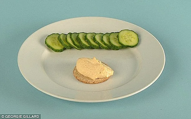 כפית חומוס דל שומן קרקר שיבולת שועל ומלפפון = 100 קלוריות(דיילי מייל)