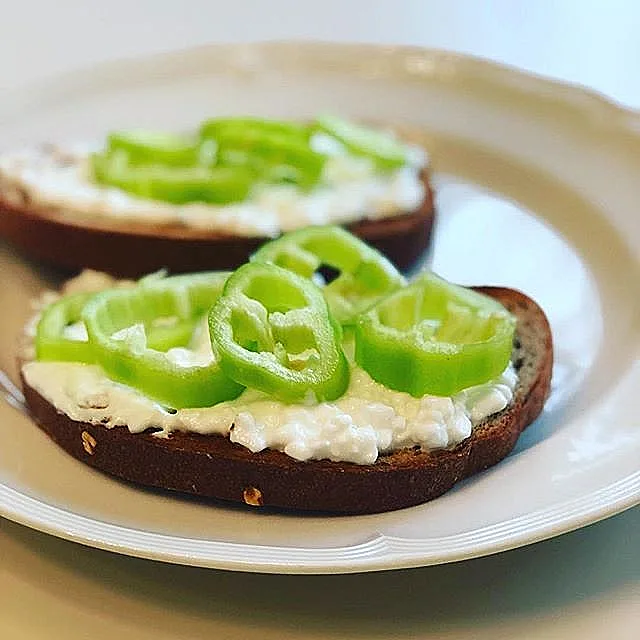 אוכלת כריכים בבוקר ובערב(אינסטגרם ענת אשר )