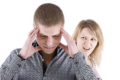 מחזיק את הראש