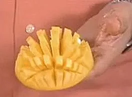 איך חותכים וקולפים מנגו