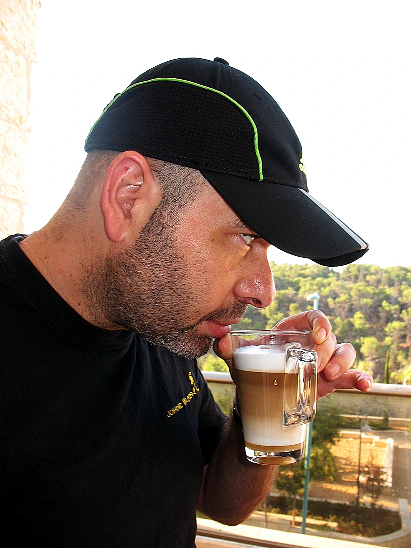 גבר שותה קפה