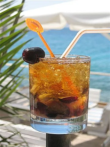 קוקטייל ענבים שחורים על שולחן במסעדה ליד הים. אילת