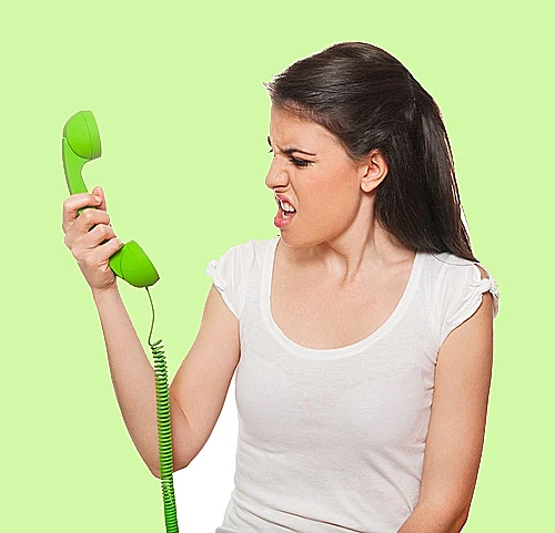 בחורה כועסת על הטלפון