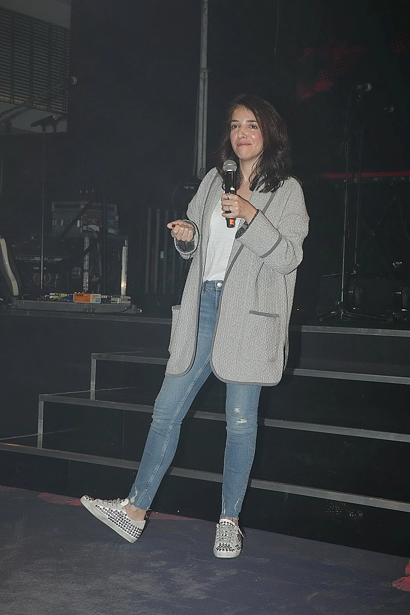 לוסי אהריש בתפקיד המרצה