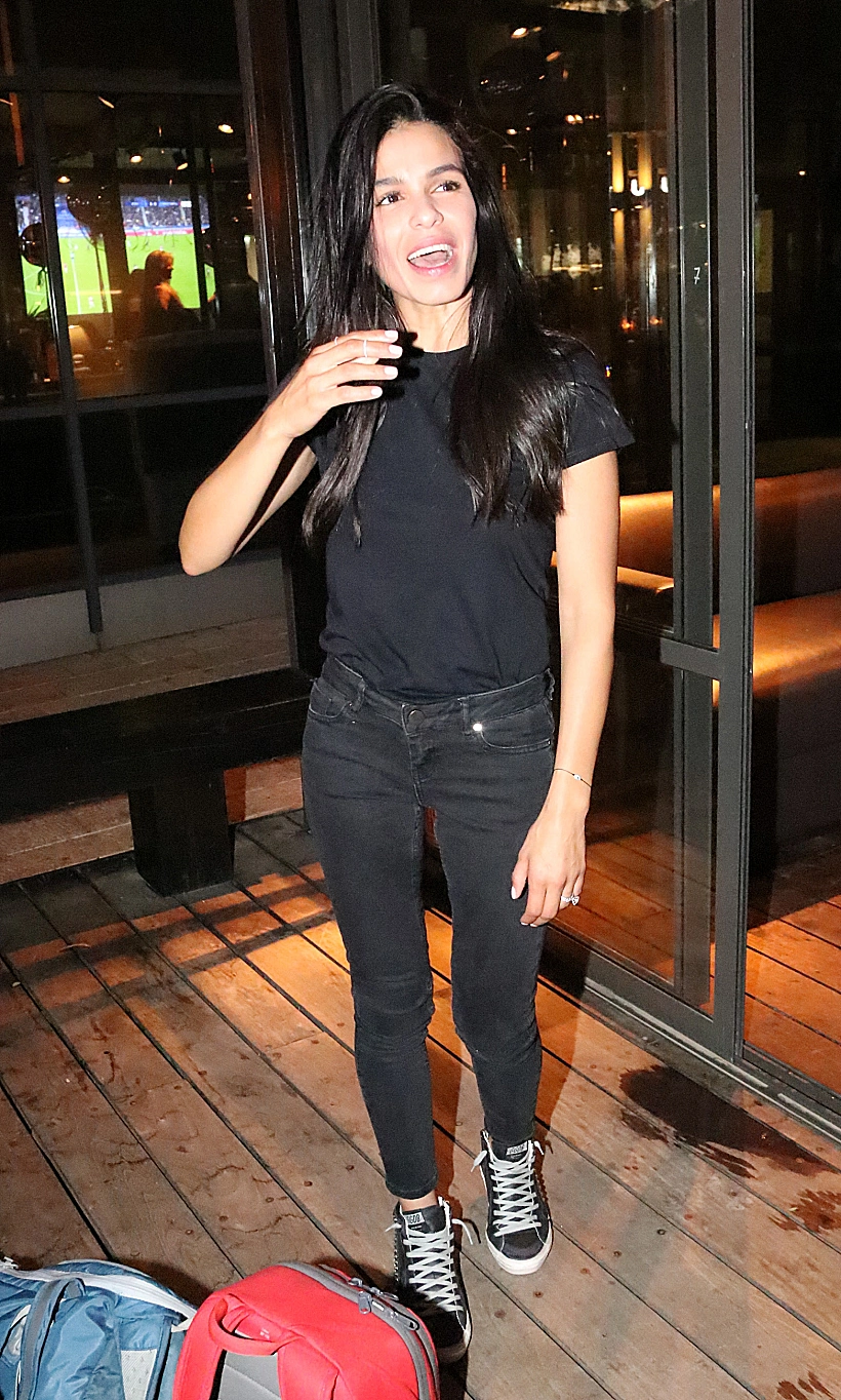 מיכל הקטנה זרקה על עצמה משהו ובאה