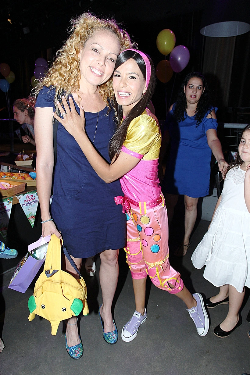 מיכל הקטנה ואורלי וילנאי. כמה כיף בתמונה אחת