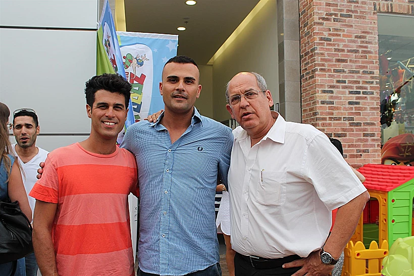 טל מוסרי הפרזנטור של עידן 2000, שי סבג שותף ובעלים ובני גרינאפל יועץ עסקי לרשת