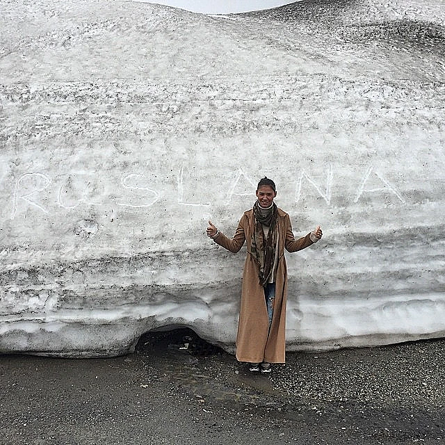 רוסלנה רודינה. ושימו לב לכיתוב על השלג