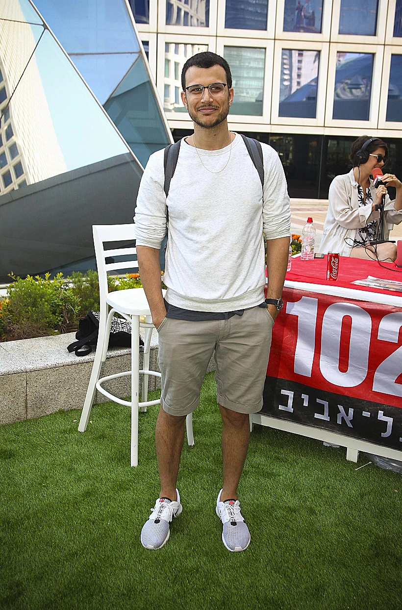 אסי עזר. לא דוגמן. ממש לא