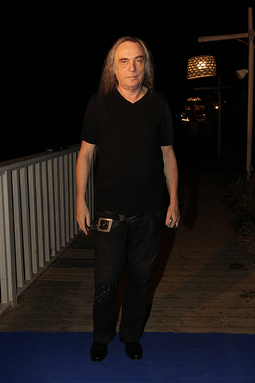 צביקה פיק. יש דוגמניות וגם הוא שם כמובן