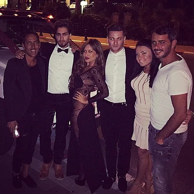 אביבית בר זהר וחברים. חשופה