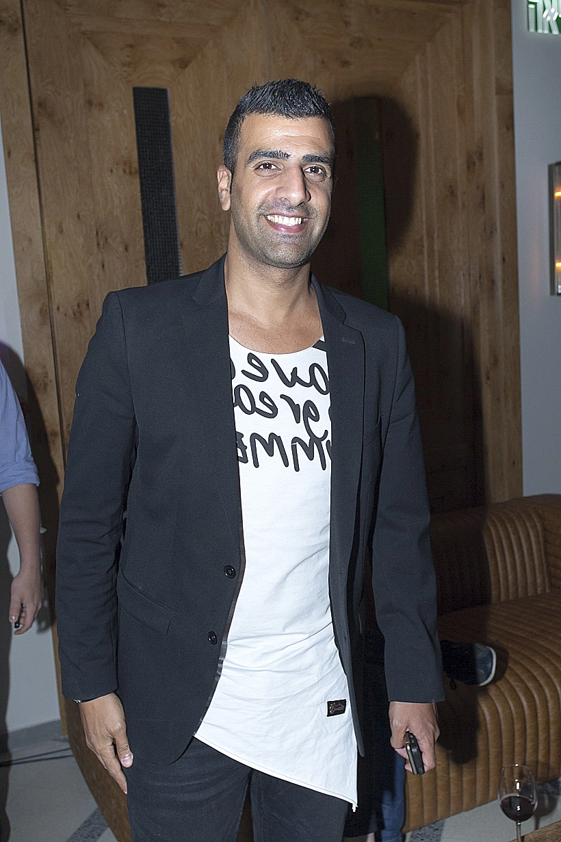 רגב הוד. יושב על הבר. לבד