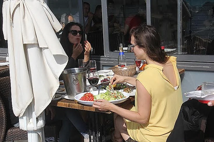 מירי מסיקה וקרן פלס. בשבילנו, רק סלט. סתאאאם