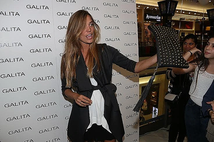 דנה פרידר. היי, תביאו לי יין