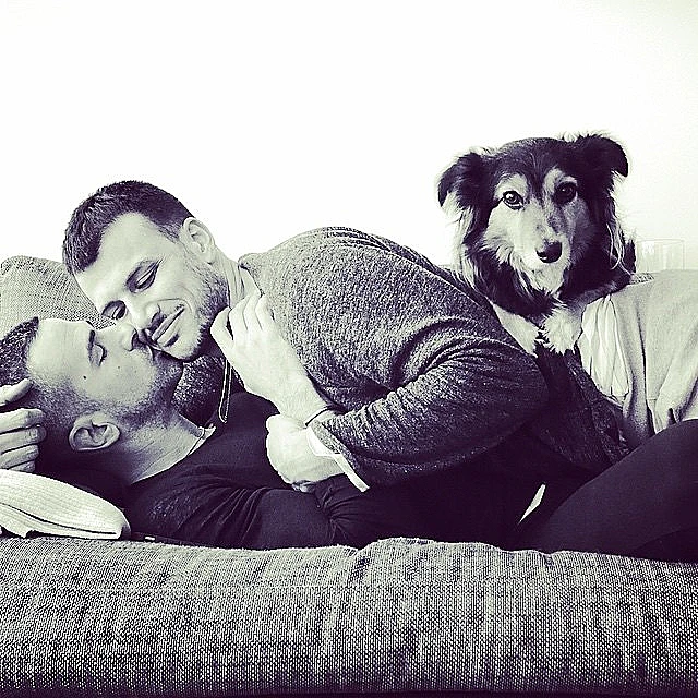 אסי עזר ובן זוגו. כי אין על רומנטיקה