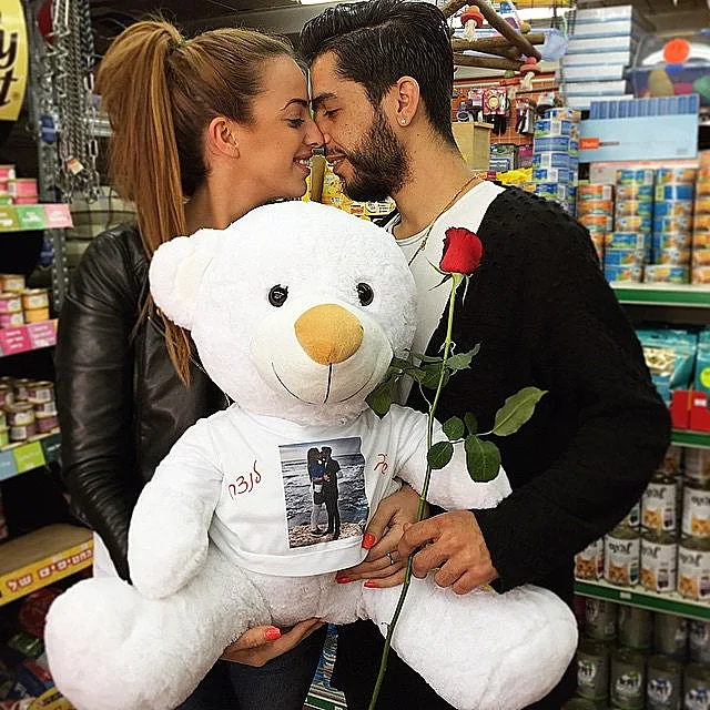 חן טל והחבר. אז מתסבר שהיא עובדת. בחנות?