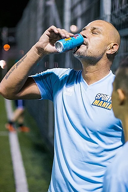 איציק זהר. טוב, התעלפתי. עכשיו לשתות!