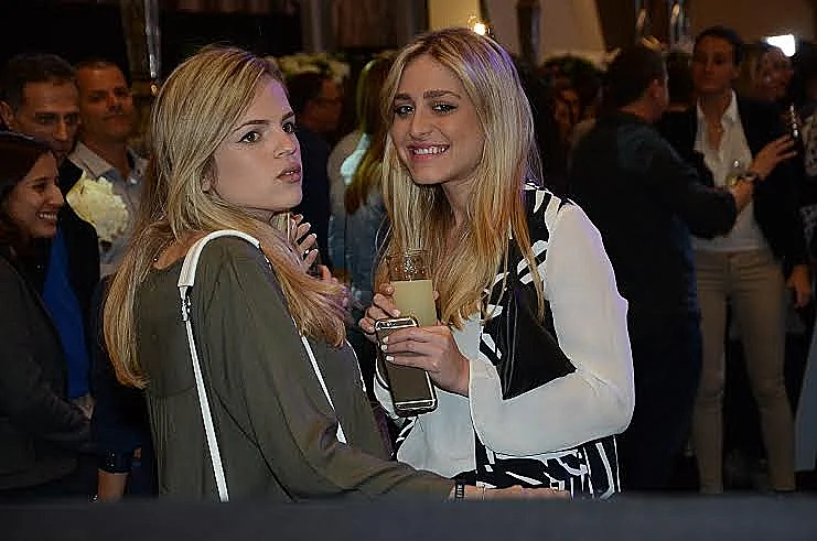 יוכי ולינור. את רואה את הנעליים שם? כאלו אני חייבת בחינם