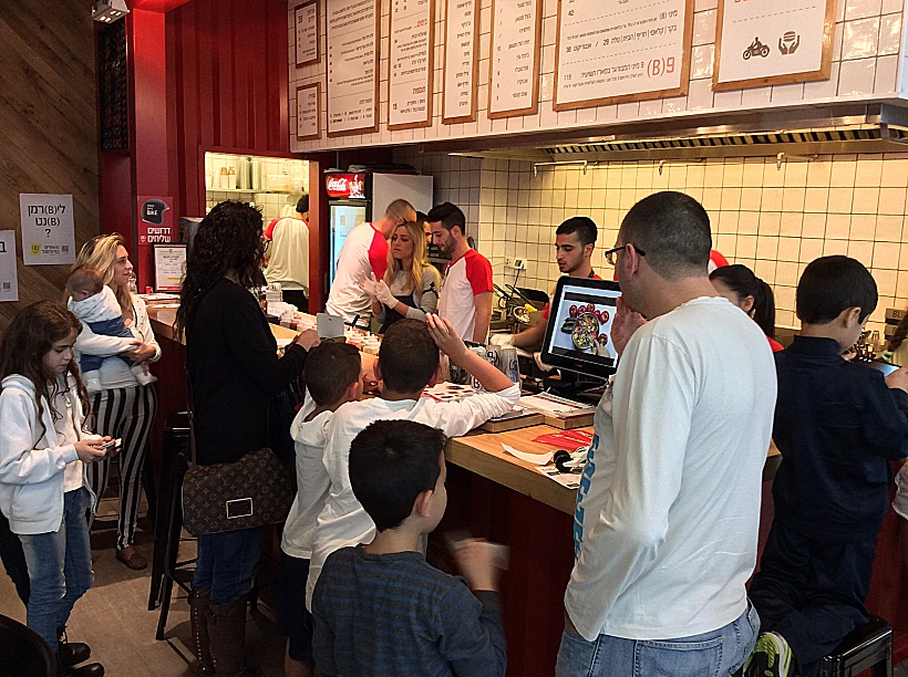 יוכי ומאירי. יוכי, ההמבורגר שלך מוכן