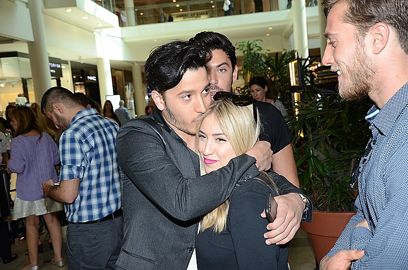 דניאל ושני. אחרי שהסתובבו בעולם עכשיו אפשר נשיקה