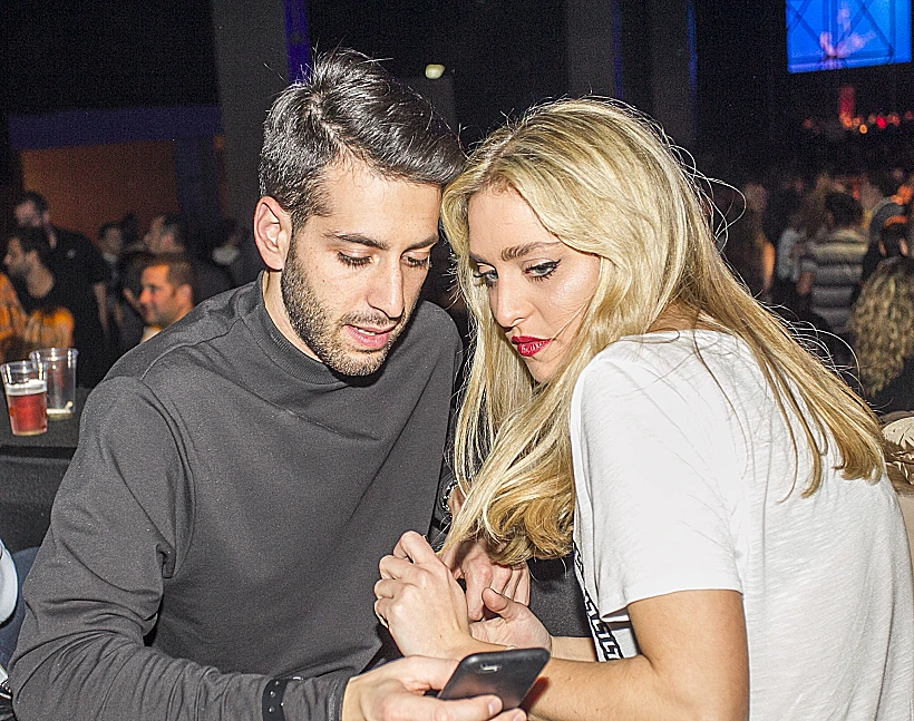 יוכי ומאירי.תסתכלי תסכלי יותר מעניין אצלי בנייד