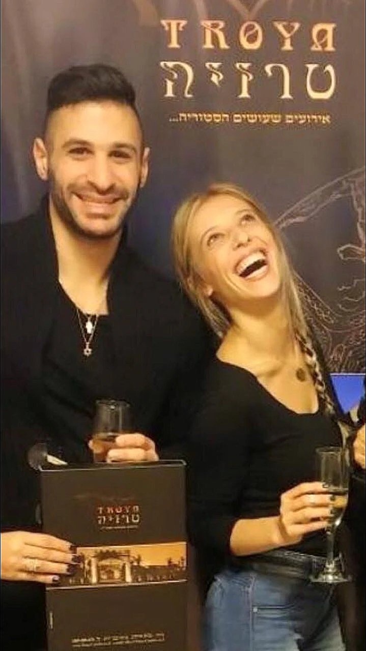 גל וליאל.מה מסתתר מאחורי החיוך?