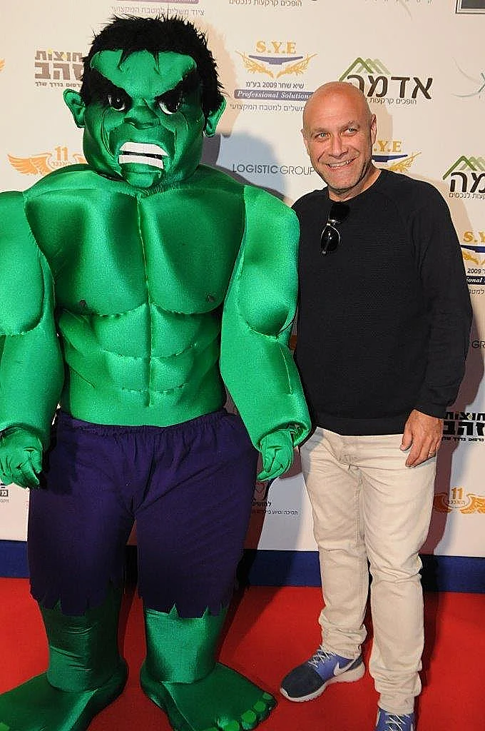 דביר בנדק.  וזה התאום שלו?