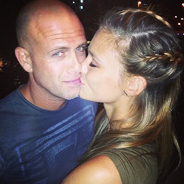 בר רפאלי ועדי עזרא מתנשקים