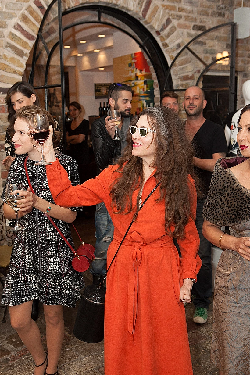 קרן מור. בשמלה אדומה ולא ברורה