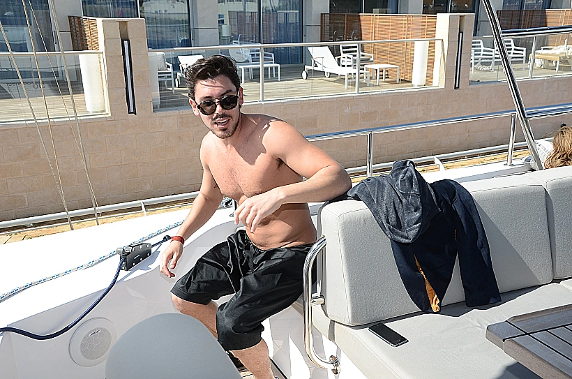 רז זלצמן . אז פה זו היאכטה שלי. ממש.