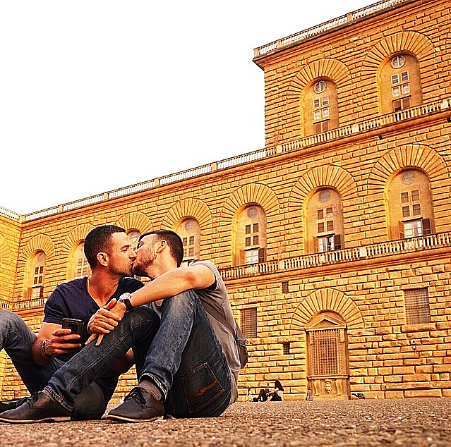 אסי עזר ובן זוגו