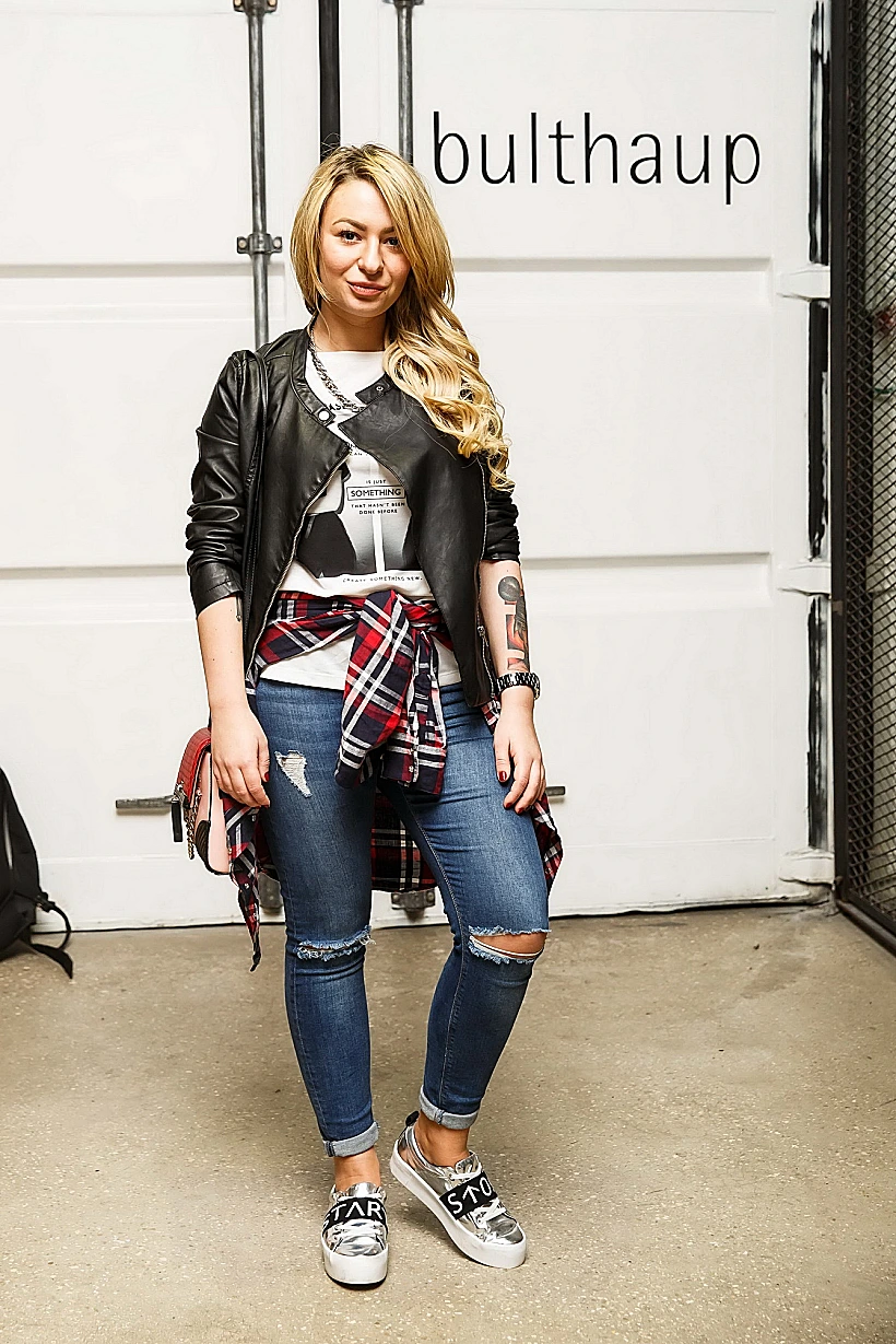 אלה. וובה לא בא. הוא עסוק. נו, יש לו חברה