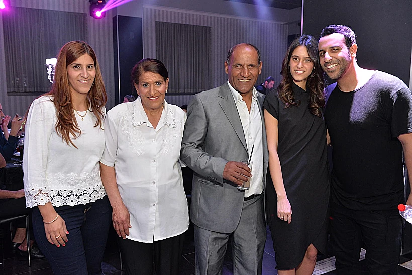 משפחת אהרון בהרכב מלא