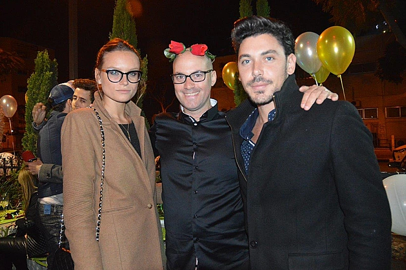 רז, ברק פכטר, ואלקסה. מזל שמישהו בכל זאת מחייך