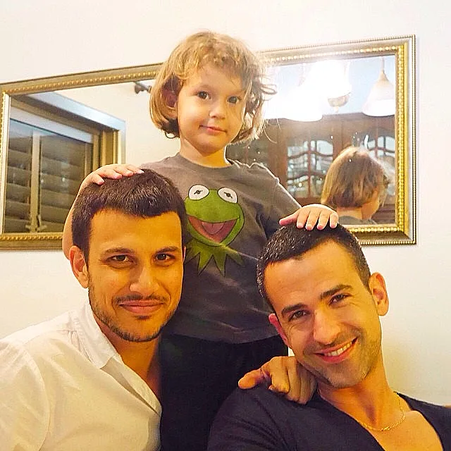 אסי עזר, בן זוגו והאחיין שלו