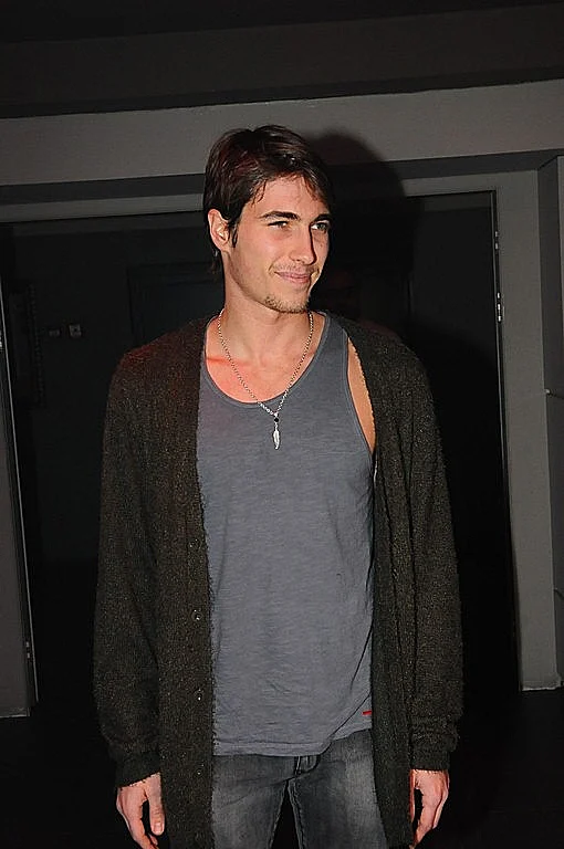 עומר דרור. בודד וקר. בחוץ כן