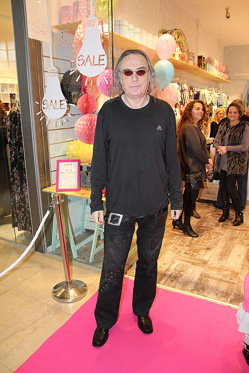 צביקה פיק. לא קשור, סתם בא לקחת מתנה