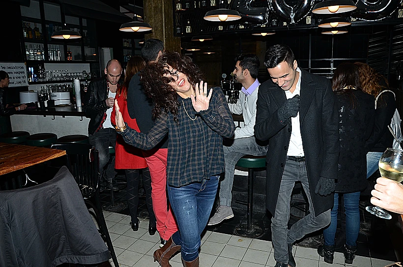 עידן יניב וגלית. צעד ימינה, ימינה ושמאלה, הופה וצעד.. הודי.