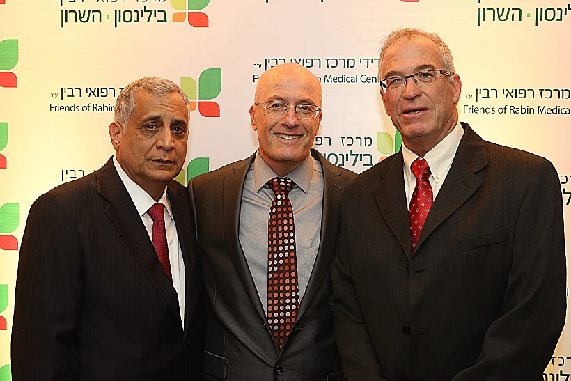 אירוע מכל הלב  מימין לשמאל דר ערן הלפרן אלי דפס מנכל הכללית ופיני כהן צילום פז בר