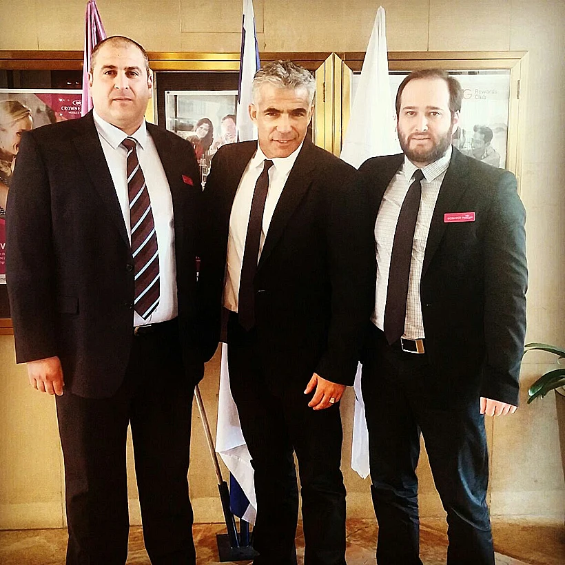 אירוע וכל הכבוד לשר מימין לשמאל משה צוקרמן, השר יאיר לפיד וערן  מזה, צילום